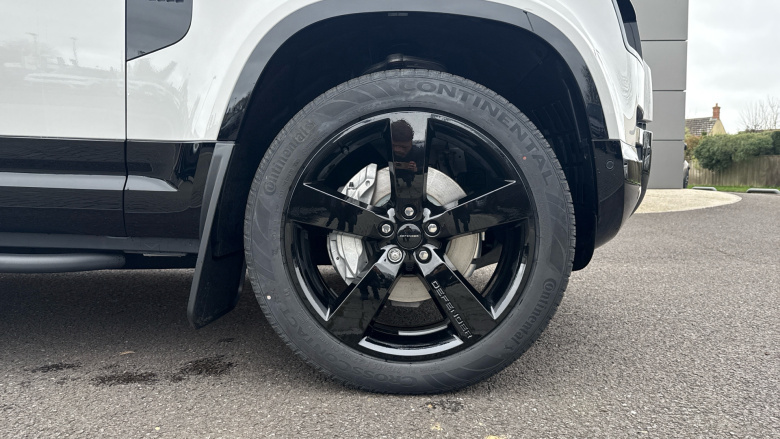 Land Rover Defender 3.0 D350 X-Dynamic HSE 90 3dr Auto Diesel Estate